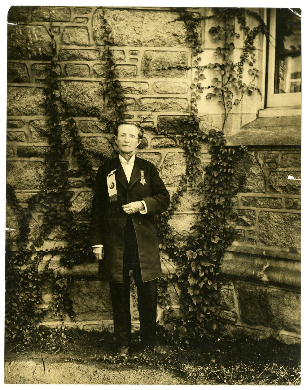 Dr Mary Walker, jedna z pierwszych lekarek, która ma prawo nosić męskie ubrania autorstwa Jessie Tarbox Beals