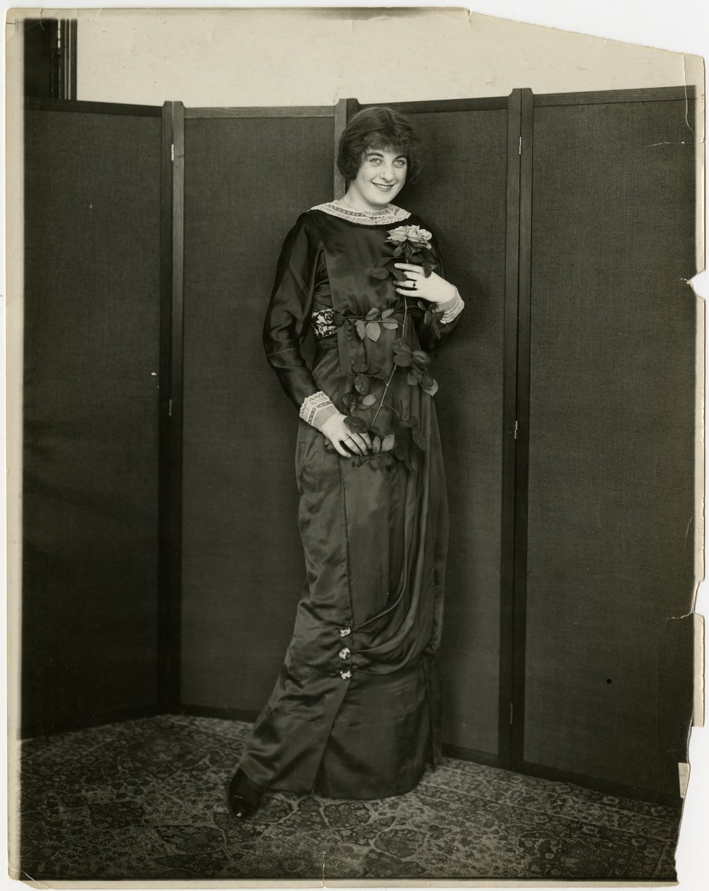 Sukienka, drapowana, Gimbels, ok. 1905-18 (zdjęcie żelatynowo-srebrowe) autorstwa Jessie Tarbox Beals