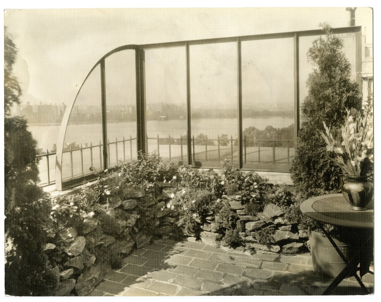Ogród pani Reginy Jais, ok. 1936-37 (zdjęcie żelatynowo-srebrowe) autorstwa Jessie Tarbox Beals