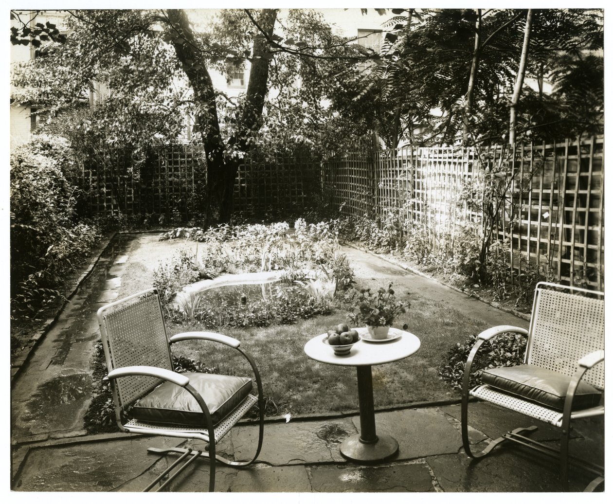 Garden of Mrs W H Wells 265 W 11th, Greenwich Village, Nowy Jork, USA, ok. 1936-37 (zdjęcie żelatynowo-srebrowe) autorstwa Jessie Tarbox Beals