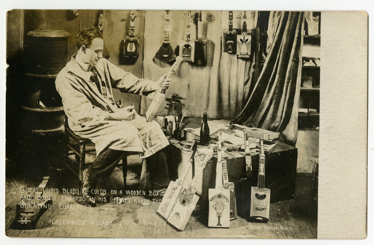 Wielkie, jaskrawe plamy koloru na drewnianym pudełku i Bobby Edwards na swoim poddaszu pod gwiazdami tworzącymi ukelele, Greenwich Village, Nowy Jork, USA, ok. 1905-20 (zdjęcie żelatynowo-srebrowe) autorstwa Jessie Tarbox Beals