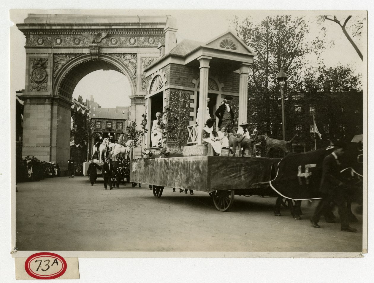 Historyczna Parada Kolonialny Dom Float nr 27 autorstwa Jessie Tarbox Beals