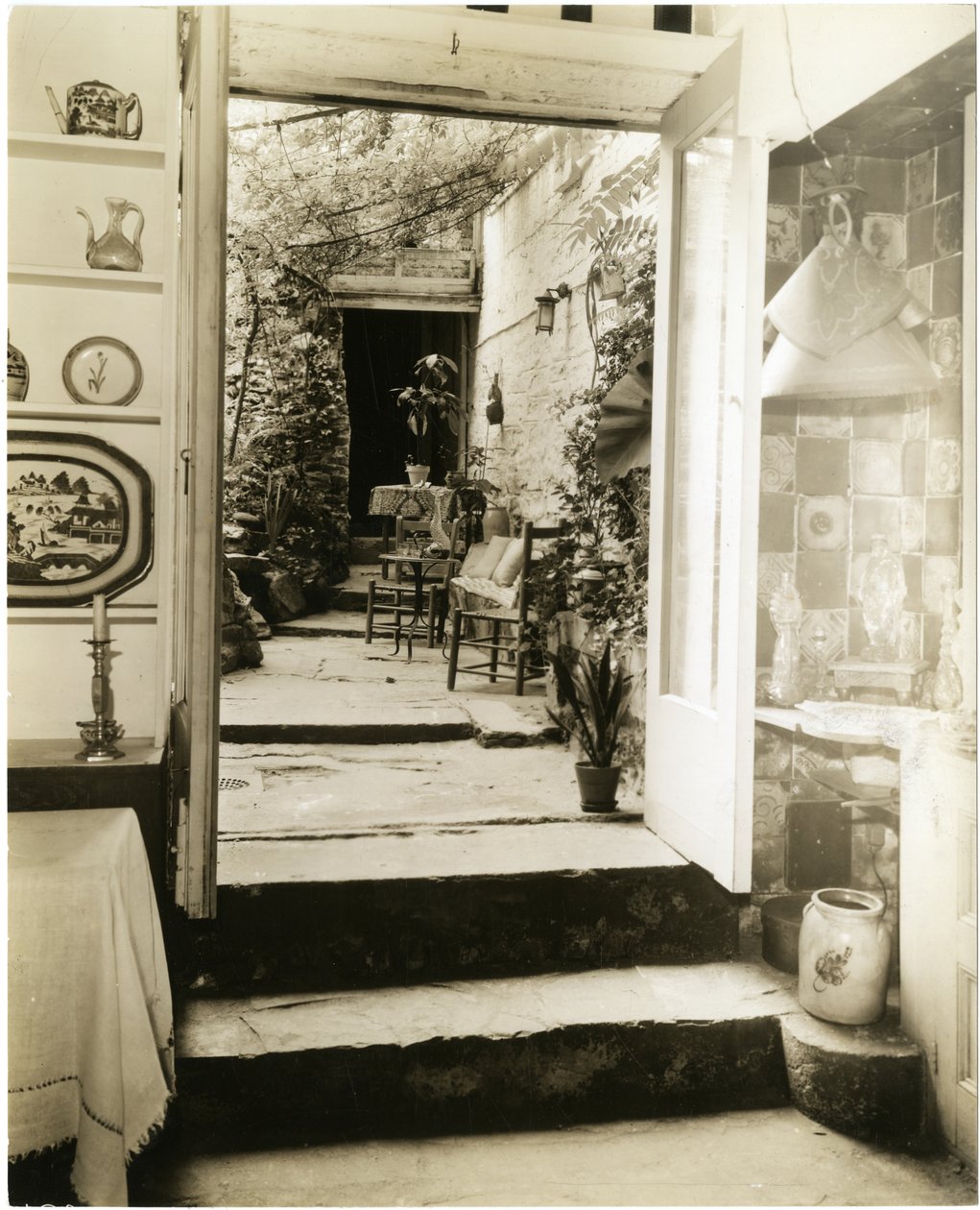 Dom pana i pani George Stonehill, Greenwich Village, Nowy Jork, USA, ok. 1905-40 (zdjęcie żelatynowo-srebrowe) autorstwa Jessie Tarbox Beals