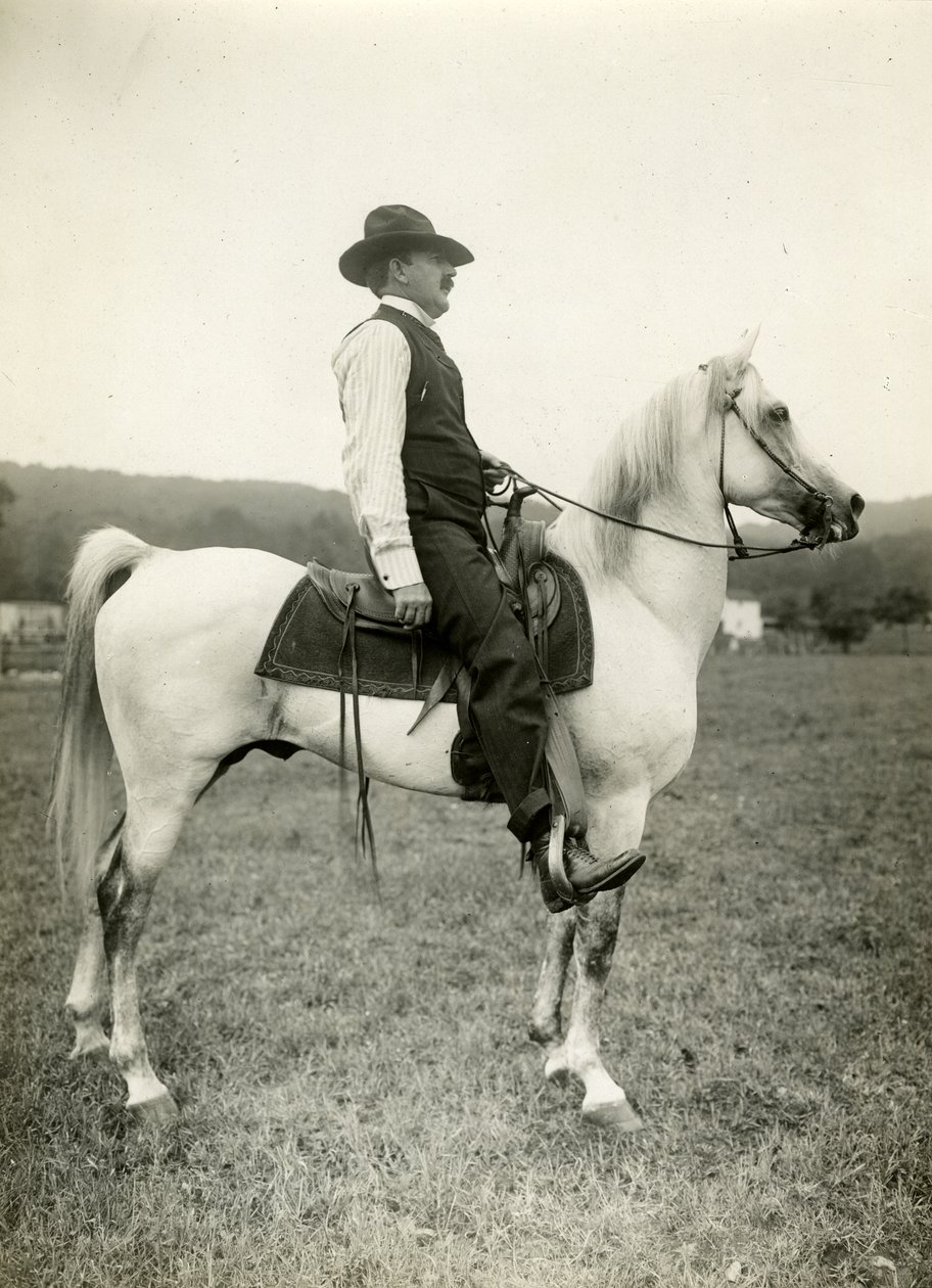 Rysownik Homer Davenport na swoim koniu arabskim, ok. 1905-12 (zdjęcie żelatynowe) autorstwa Jessie Tarbox Beals