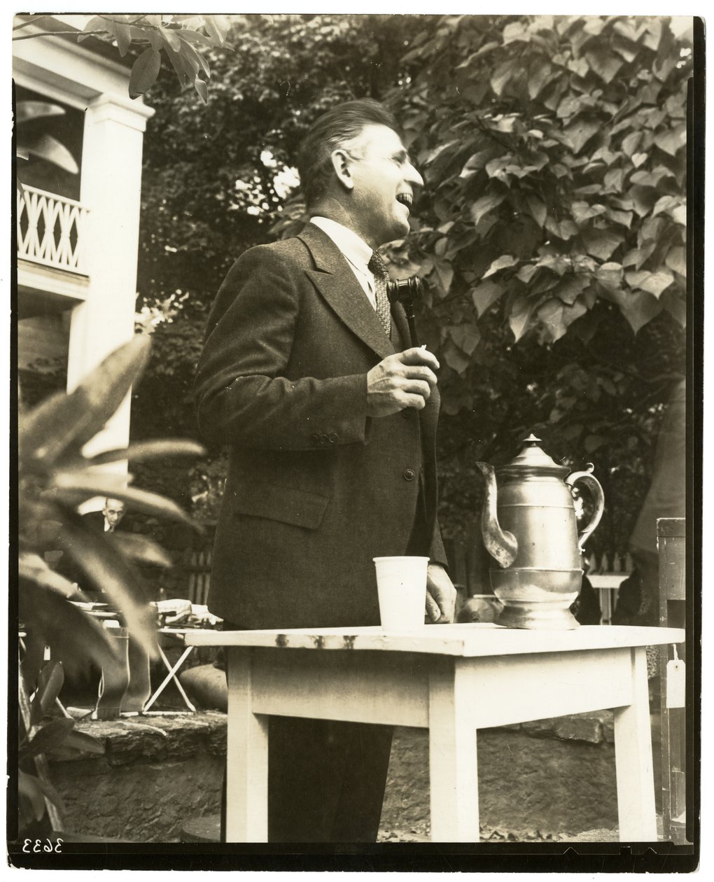 Słynny licytator John W. Mitchell, Country Auction w Greenwich, Conn lub Weston, Conn autorstwa Jessie Tarbox Beals