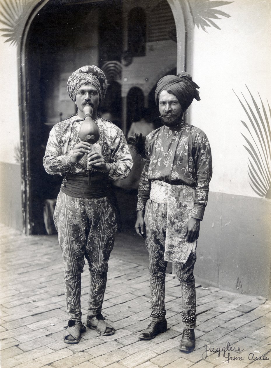 Żonglerzy z Azji. (Wykonawcy z sekcji Tajemniczej Azji Szczupaka na Wystawie Światowej w 1904 r.) autorstwa Jessie Tarbox Beals