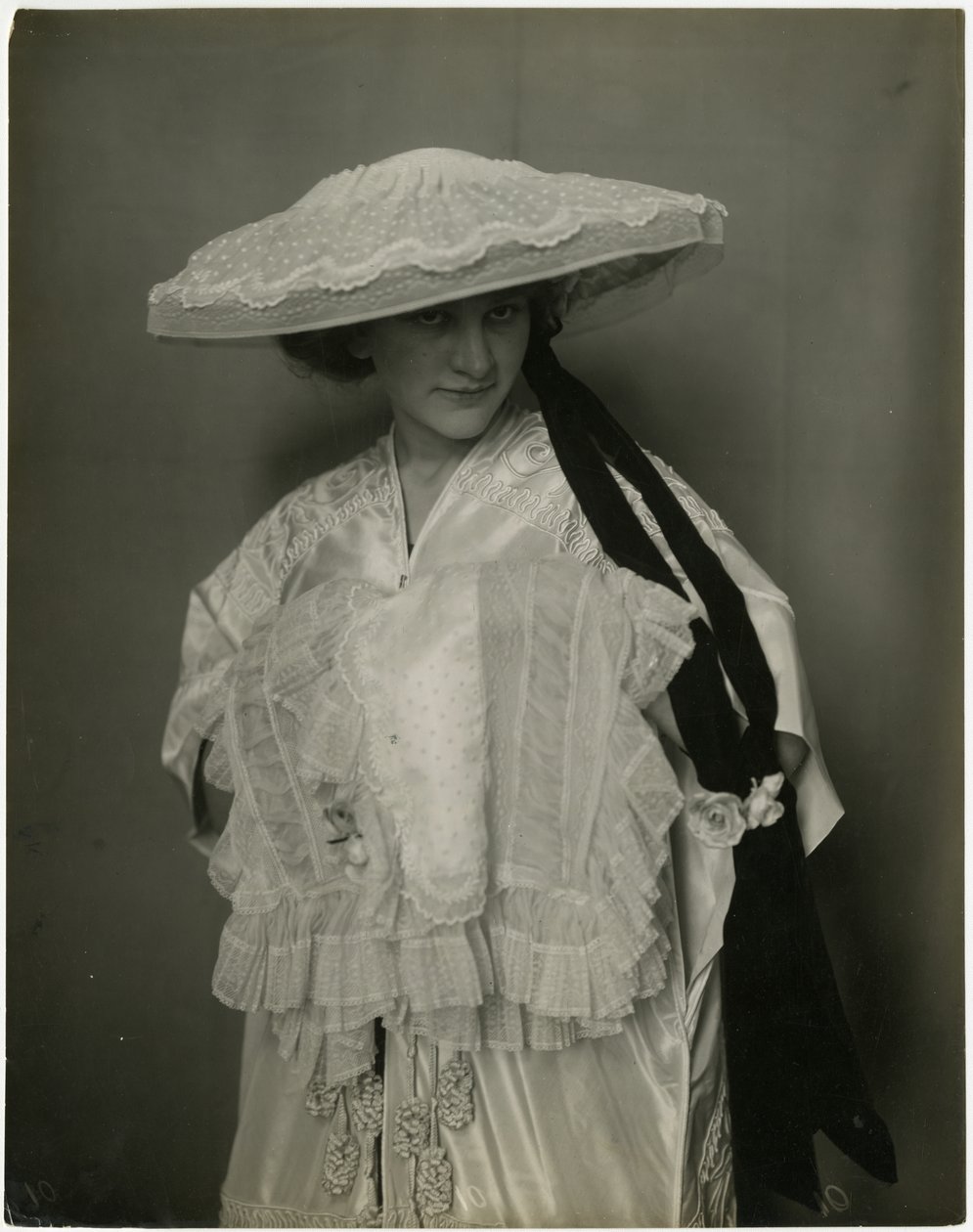 Jumble Bros ?, Czapka i mufka na bieliznę, ok. 1905-11 (zdjęcie żelatynowo-srebrowe) autorstwa Jessie Tarbox Beals