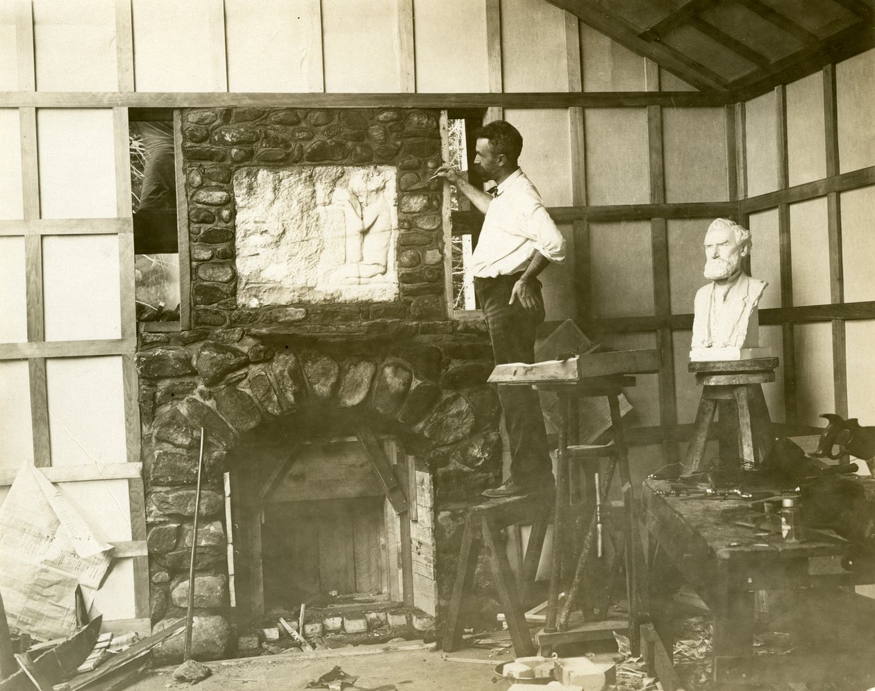 Karl Bitter (rzeźbiarz) samodzielnie buduje swój kominek, ok. 1905-15 (zdjęcie żelatynowe) autorstwa Jessie Tarbox Beals