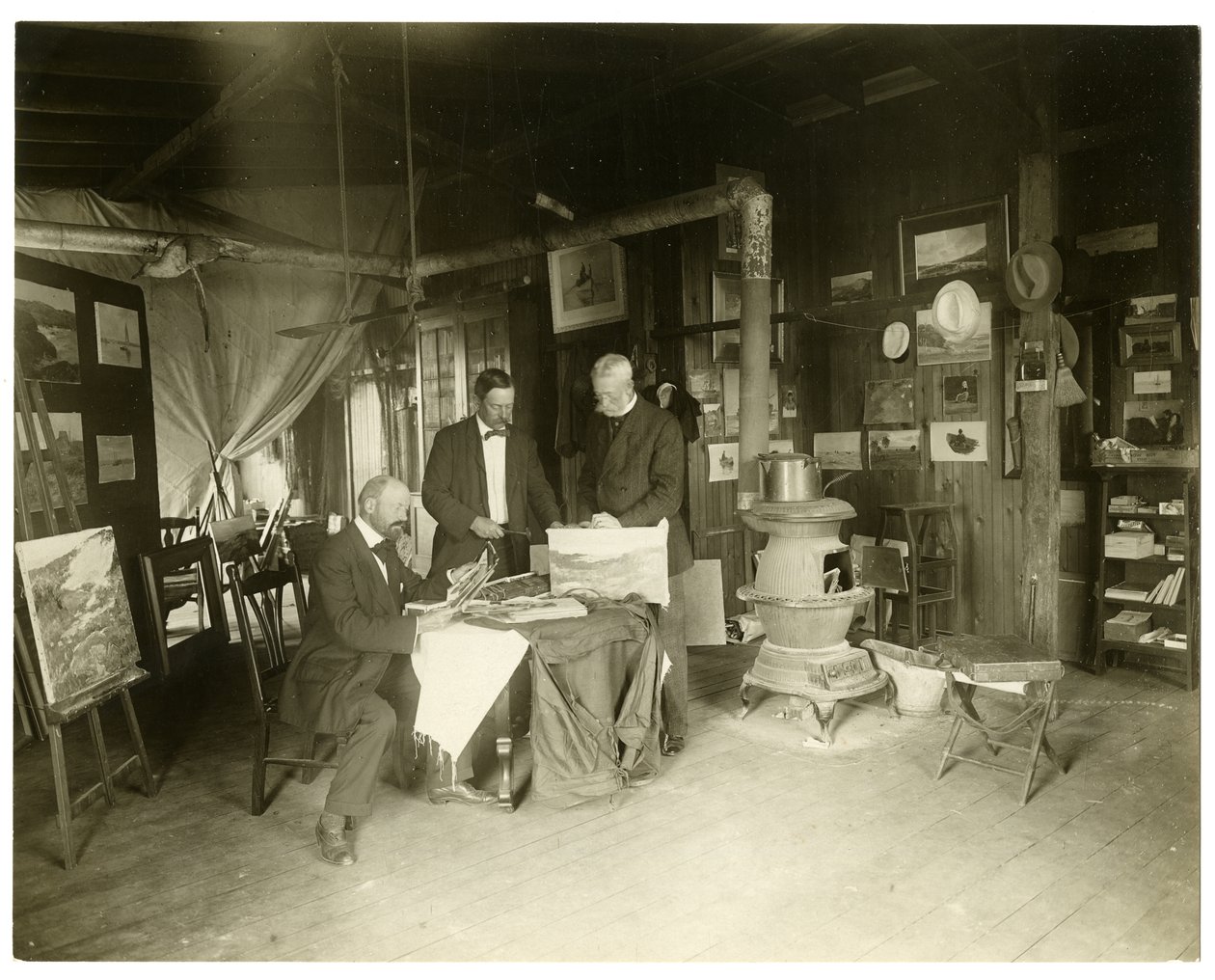 Od lewej do prawej: Cullen Yates - zasłonięty - Walter Dean, ok. 1905-11 (zdjęcie żelatynowo-srebrowe) autorstwa Jessie Tarbox Beals