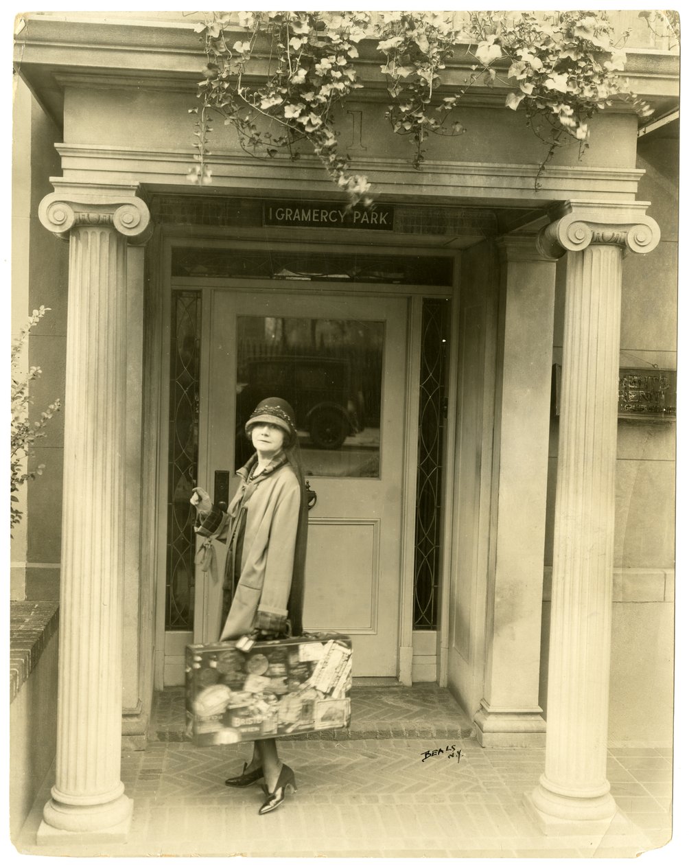 Mabel Herbert Urner, autorka książki Helen & Warren, gotowa do podróży do Europy, ok. 1905-40 (zdjęcie żelatynowe) autorstwa Jessie Tarbox Beals
