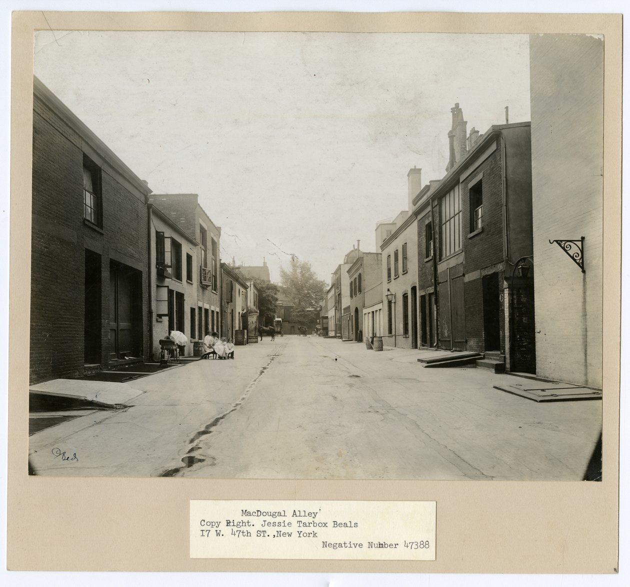 MacDougal Alley, Greenwich Village, Nowy Jork, USA, ok. 1905-20 (zdjęcie żelatynowo-srebrowe) autorstwa Jessie Tarbox Beals