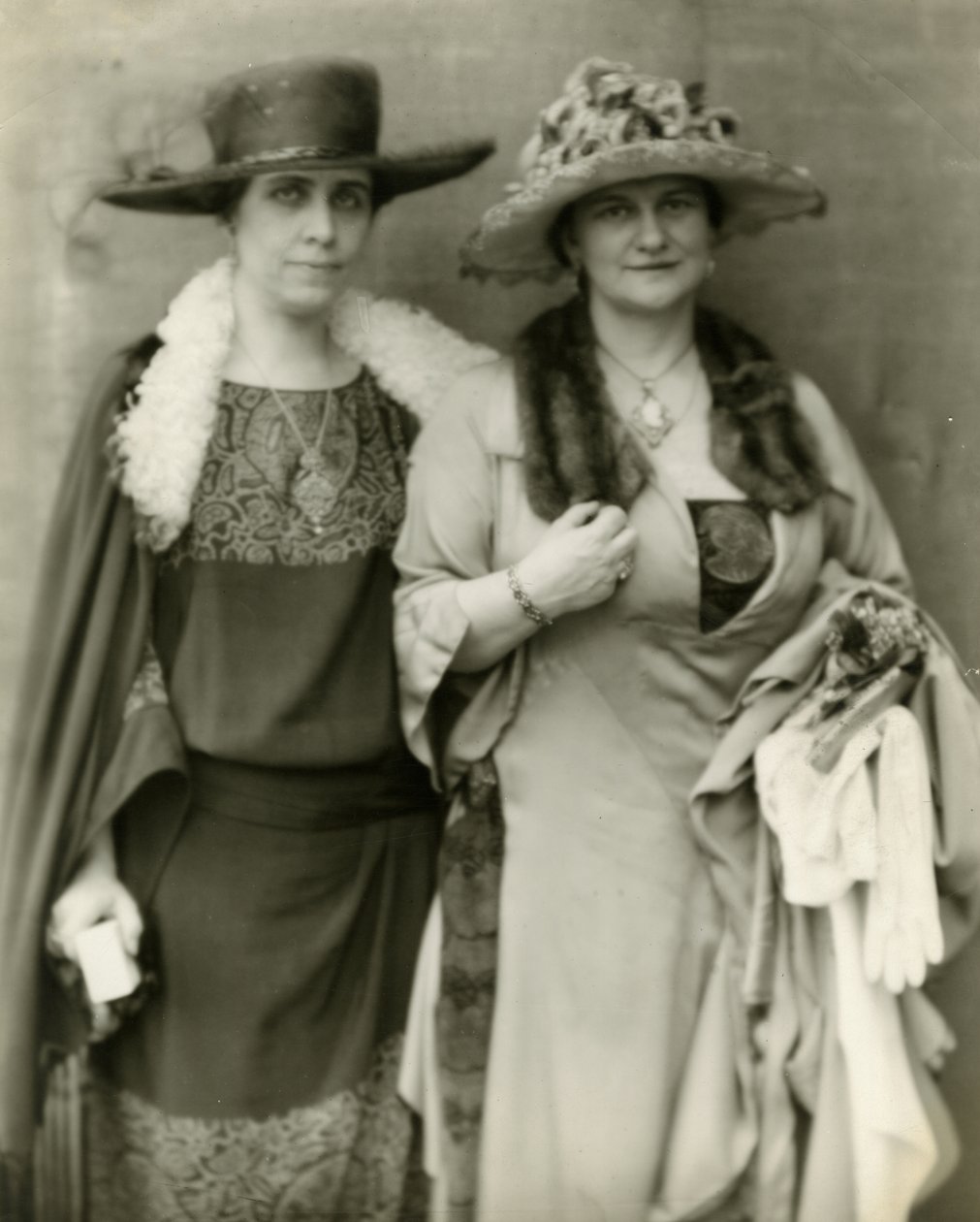 Pani Coolidge i jej przyjaciółka, pani Frances Parkinson Keyes, 1924 autorstwa Jessie Tarbox Beals