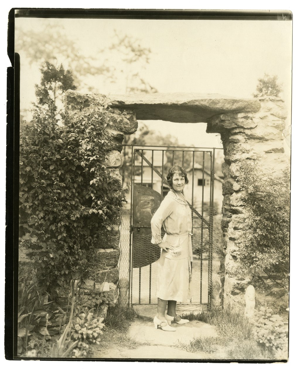 Pani Ernest Thompson Seton z Greenwich Conn, prezes National League of American Pen Women, która wyrusza 18 czerwca z wyprawą terenową, aby zbadać górne partie Amazonki autorstwa Jessie Tarbox Beals