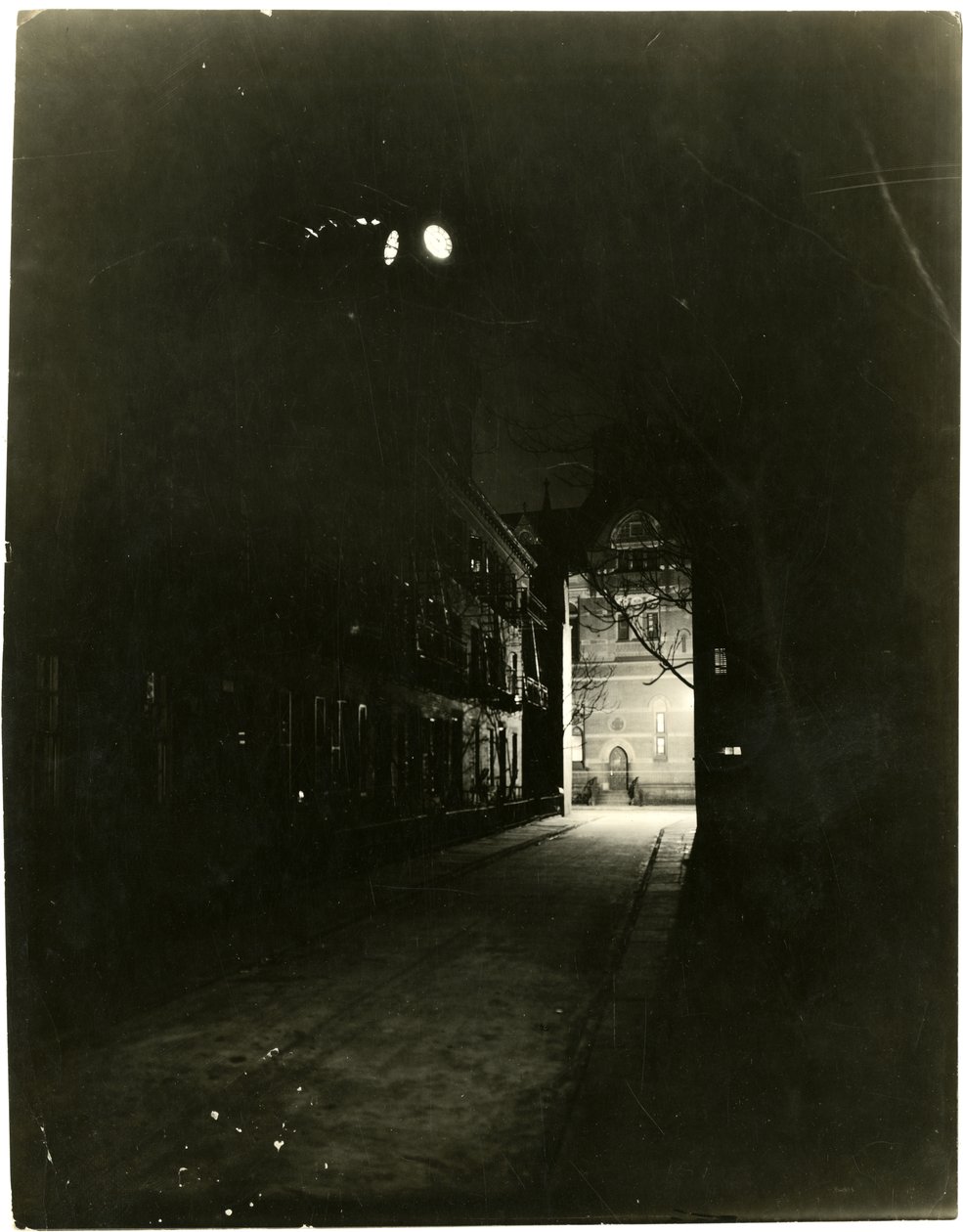 Patchin Place nocą, Greenwich Village, Nowy Jork, USA, ok. 1905-20 (zdjęcie żelatynowo-srebrowe) autorstwa Jessie Tarbox Beals