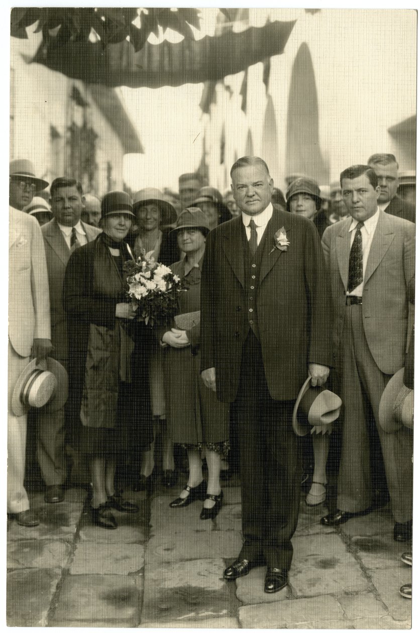 Prezydent Hoover – Pani Hoover trzymająca bukiet, ok. 1928-32 autorstwa Jessie Tarbox Beals