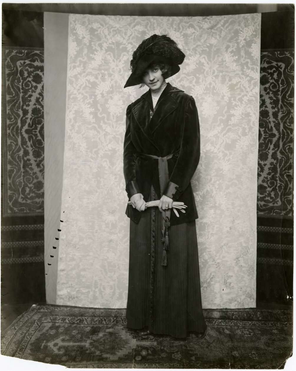 Czerwony aksamitny garnitur z plisowaną spódnicą akordową, Arnold & Constable, ok. 1905-18 (zdjęcie żelatynowo-srebrowe) autorstwa Jessie Tarbox Beals