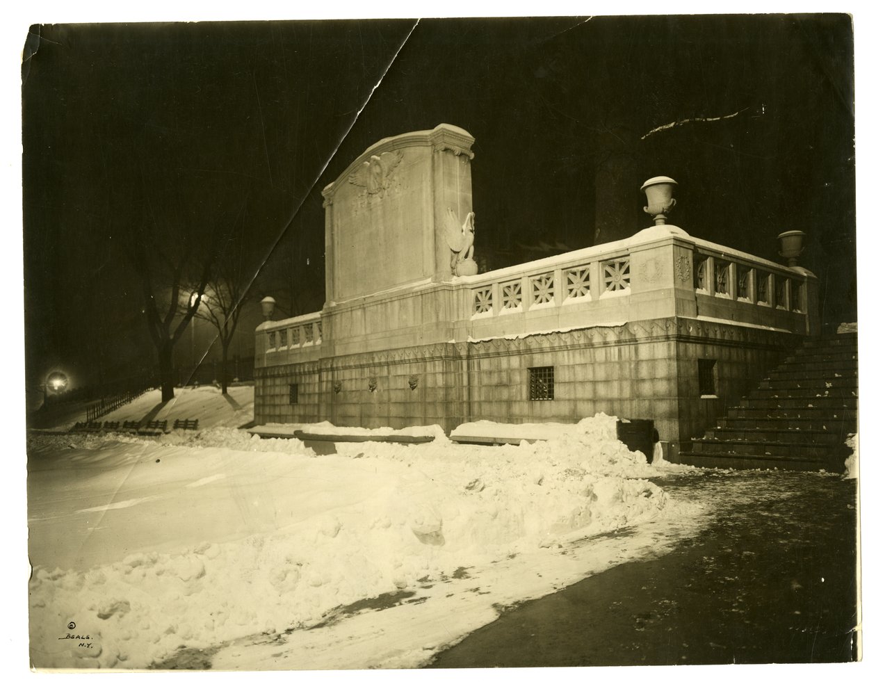 Shaw Memorial z tyłu w nocy, Boston, USA, ok.1902-10 (zdjęcie żelatynowo-srebrowe) autorstwa Jessie Tarbox Beals