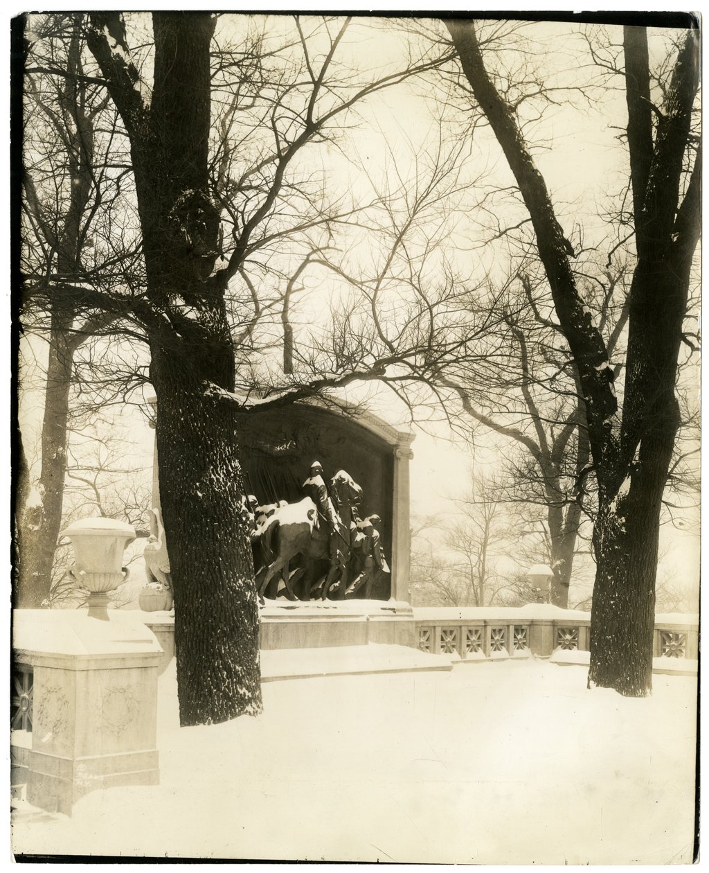 Shaw Memorial in storm, Boston, USA, ok.1902-10 (zdjęcie żelatynowo-srebrowe) autorstwa Jessie Tarbox Beals