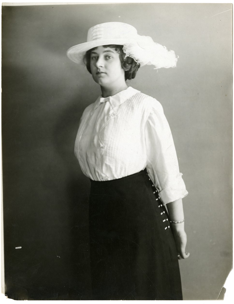 Jedwabna bluzka i biała czapka, McCreery, ok. 1905-18 autorstwa Jessie Tarbox Beals
