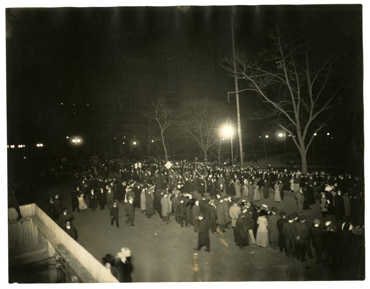 Suffrage Parade, Greenwich Village, Nowy Jork, USA, ok. 1915-18 (zdjęcie żelatynowo-srebrowe) autorstwa Jessie Tarbox Beals