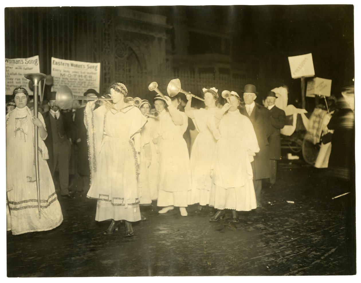 Suffrage Parade, Greenwich Village, Nowy Jork, USA, ok. 1915-18 (zdjęcie żelatynowo-srebrowe) autorstwa Jessie Tarbox Beals