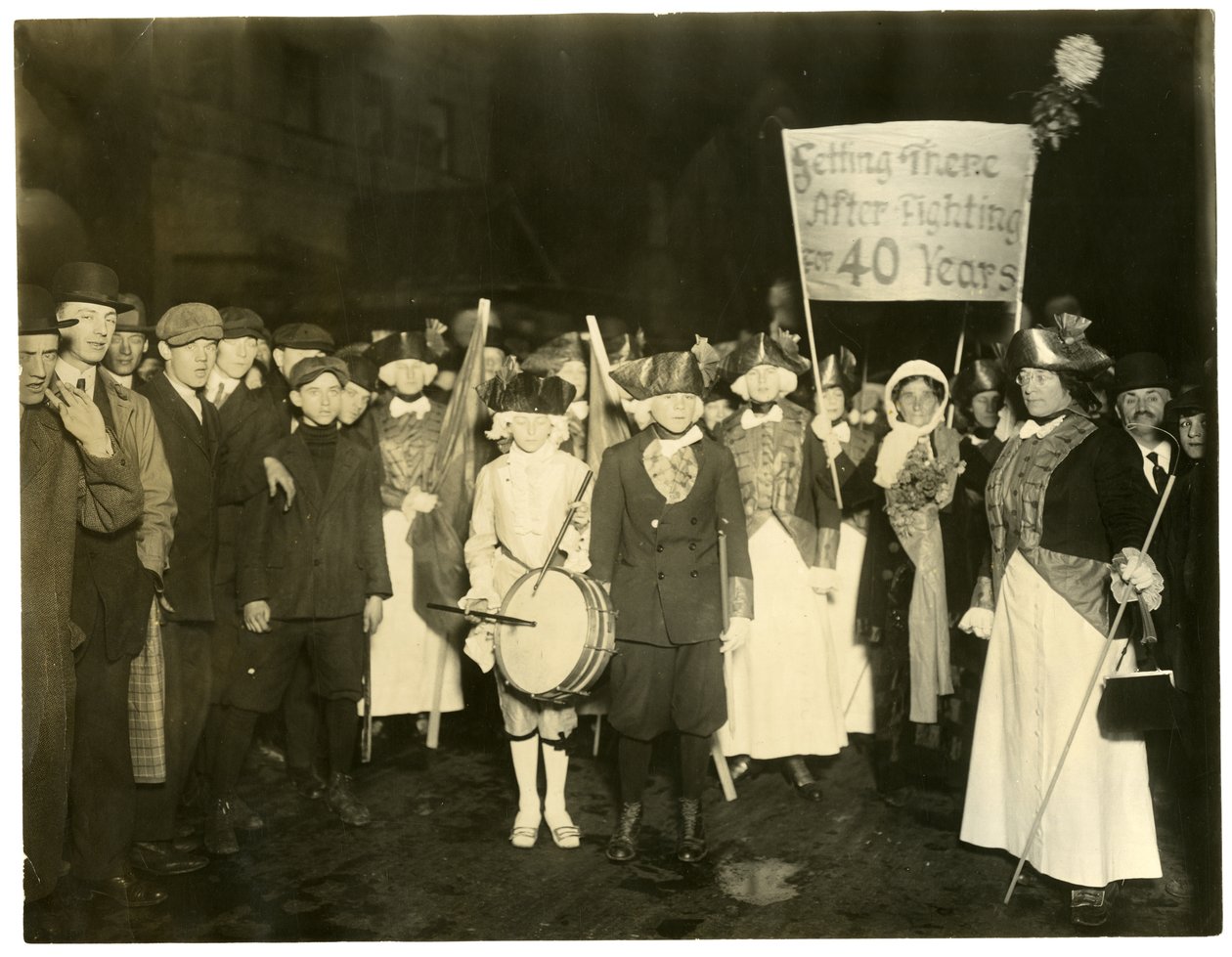 Suffrage Parade, Greenwich Village, Nowy Jork, USA, ok. 1915-18 (zdjęcie żelatynowo-srebrowe) autorstwa Jessie Tarbox Beals