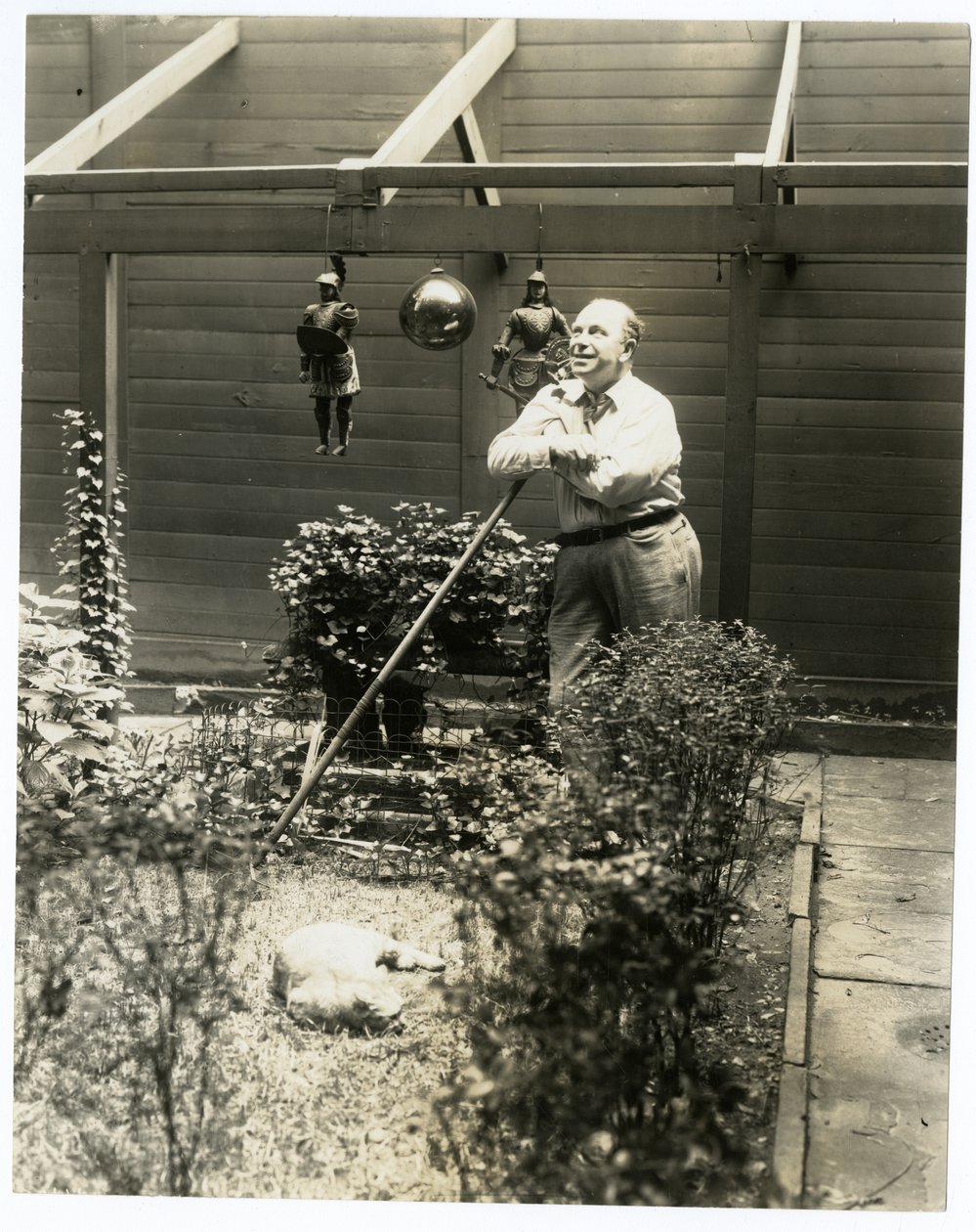 Tony Sarg w swoim ogrodzie autorstwa Jessie Tarbox Beals