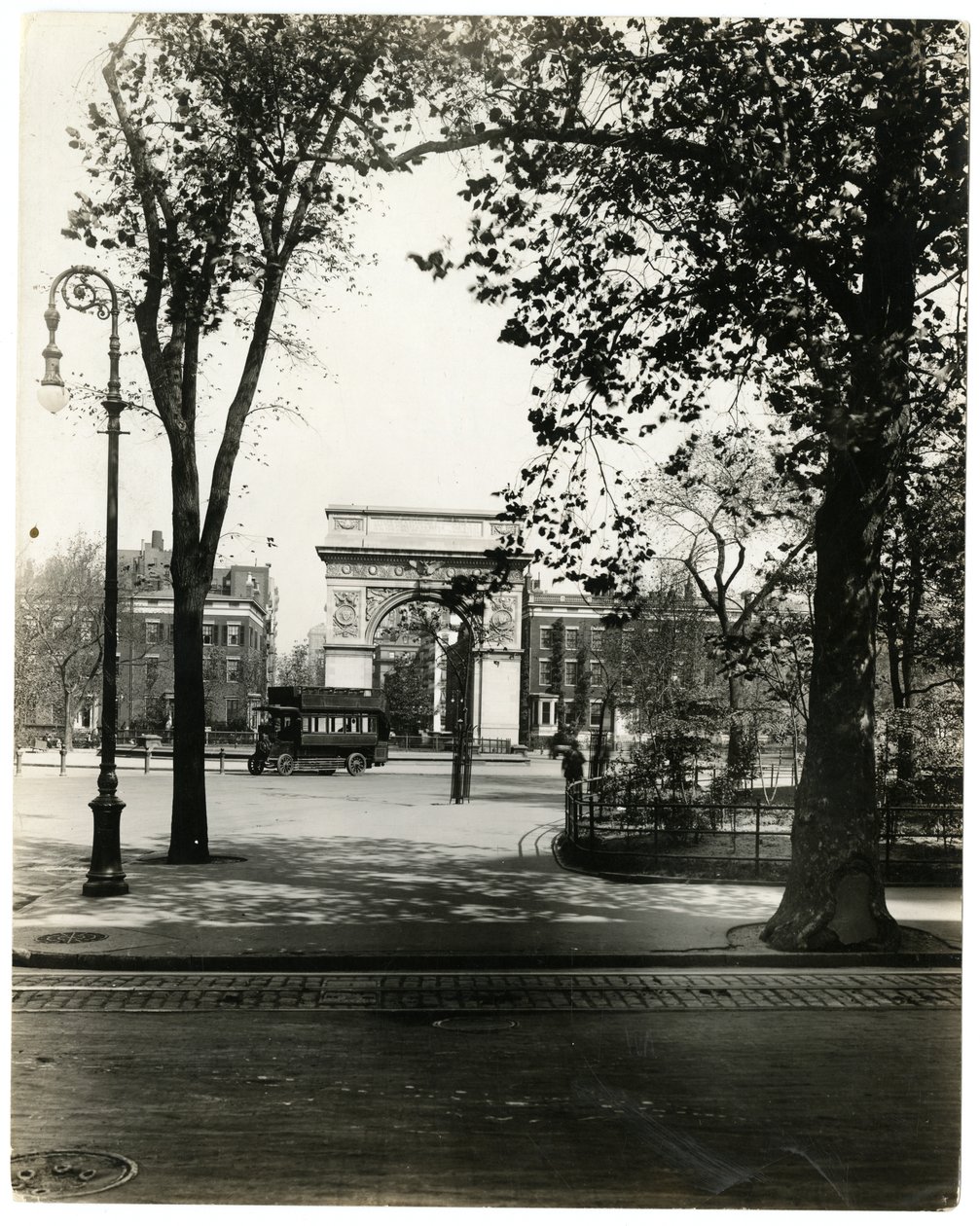 Washington Square North, Nowy Jork, USA, ok. 1905-40 (zdjęcie żelatynowo-srebrowe) autorstwa Jessie Tarbox Beals