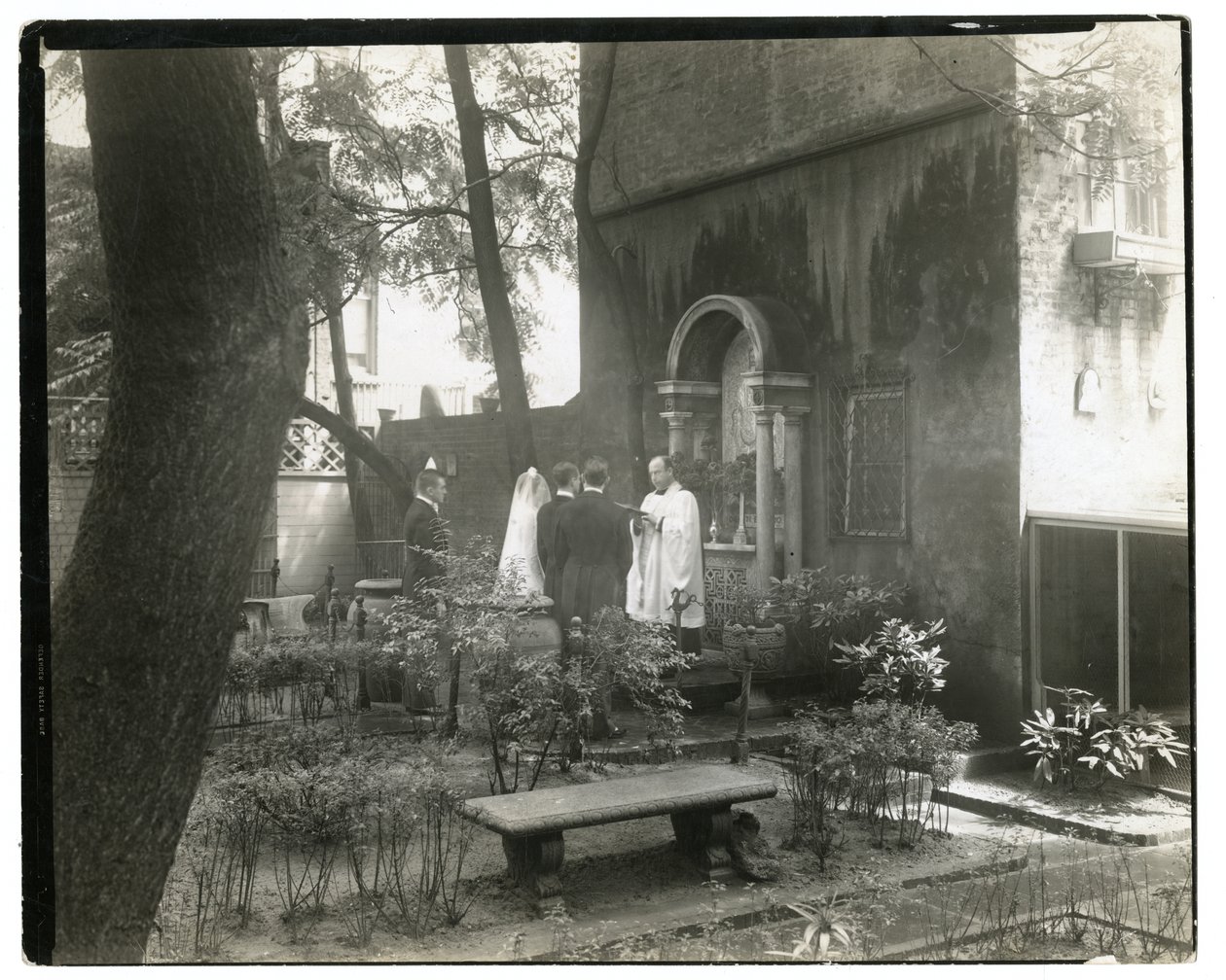 Ślub w kościele św. Jana, ul. West 11, ok. 1938-39 (zdjęcie żelatynowo-srebrowe) autorstwa Jessie Tarbox Beals