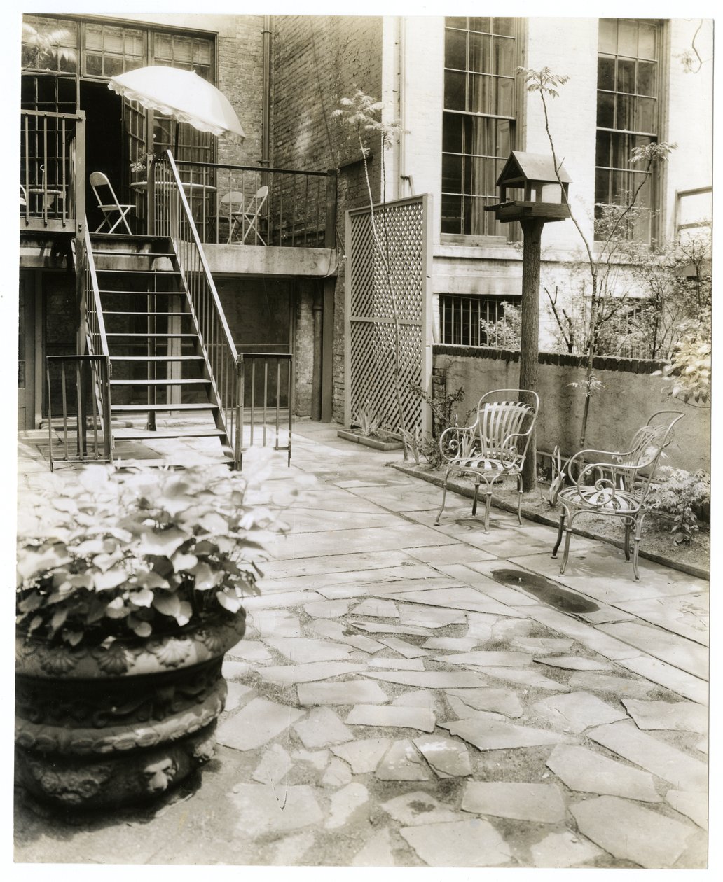 przydomowe patio z budką dla ptaków, Nowy Jork, USA, ok.1905-40 (zdjęcie żelatynowo-srebrowe) autorstwa Jessie Tarbox Beals