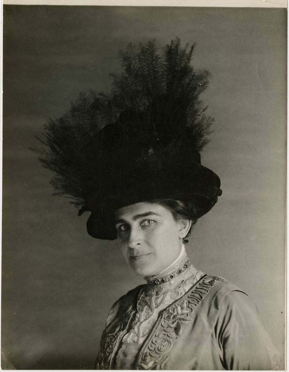 zbliżenie kapelusza z piórami, ok. 1905-18 (zdjęcie żelatynowo-srebrowe) autorstwa Jessie Tarbox Beals
