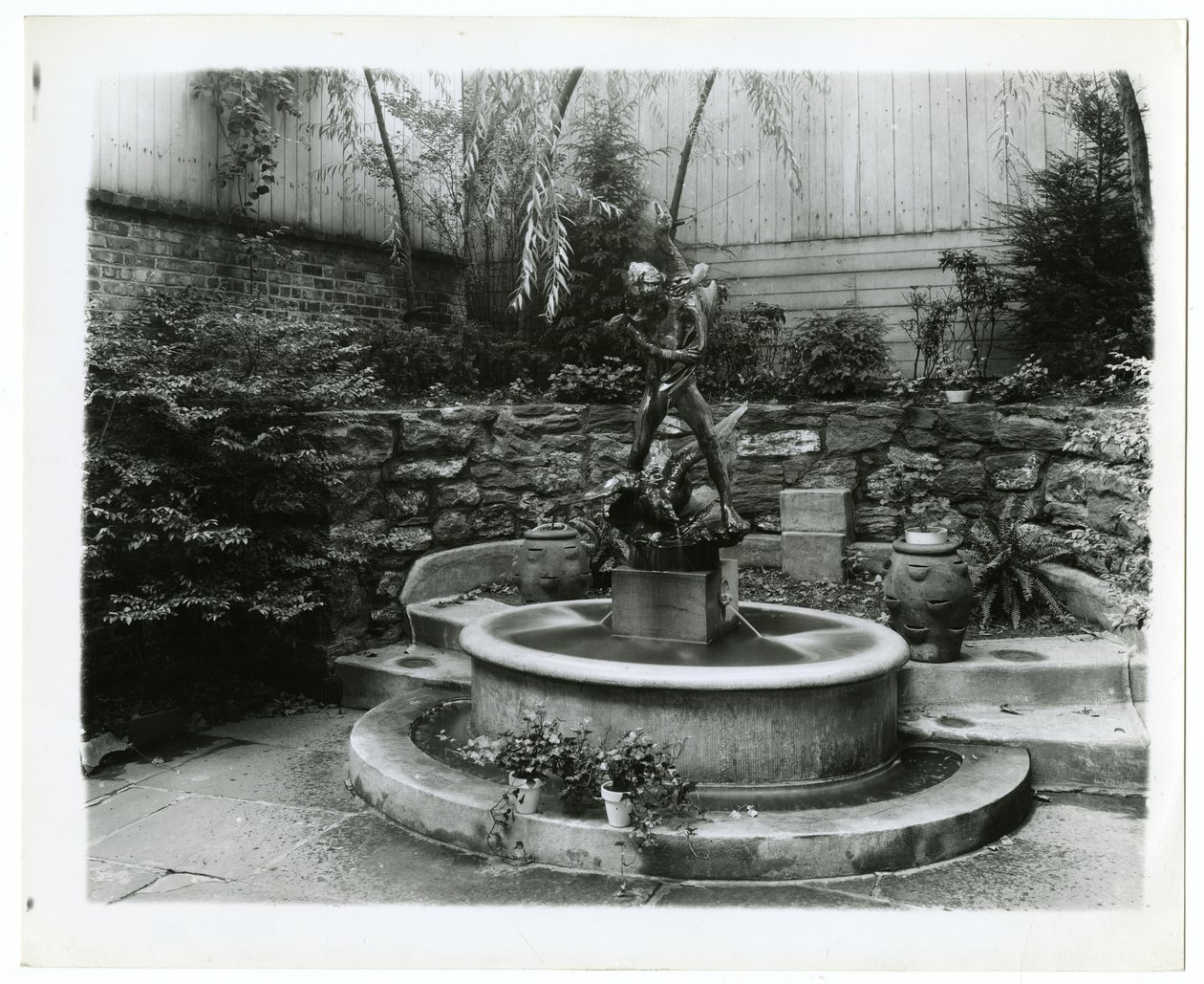 fontanna ogrodowa, ok. 1905-40 (fotografia żelatynowa srebrna) autorstwa Jessie Tarbox Beals