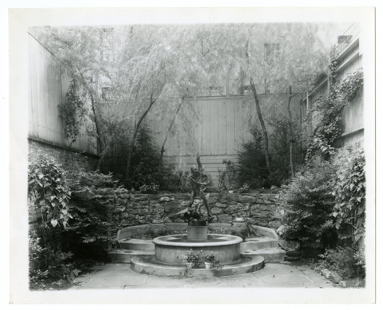 fontanna ogrodowa, ok.1905-40 (zdjęcie żelatynowo-srebrowe) autorstwa Jessie Tarbox Beals
