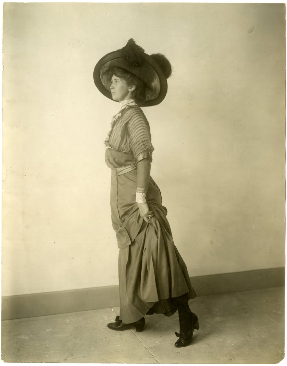 model w kapeluszu z piórami, ok. 1905-18 (zdjęcie żelatynowo-srebrowe) autorstwa Jessie Tarbox Beals