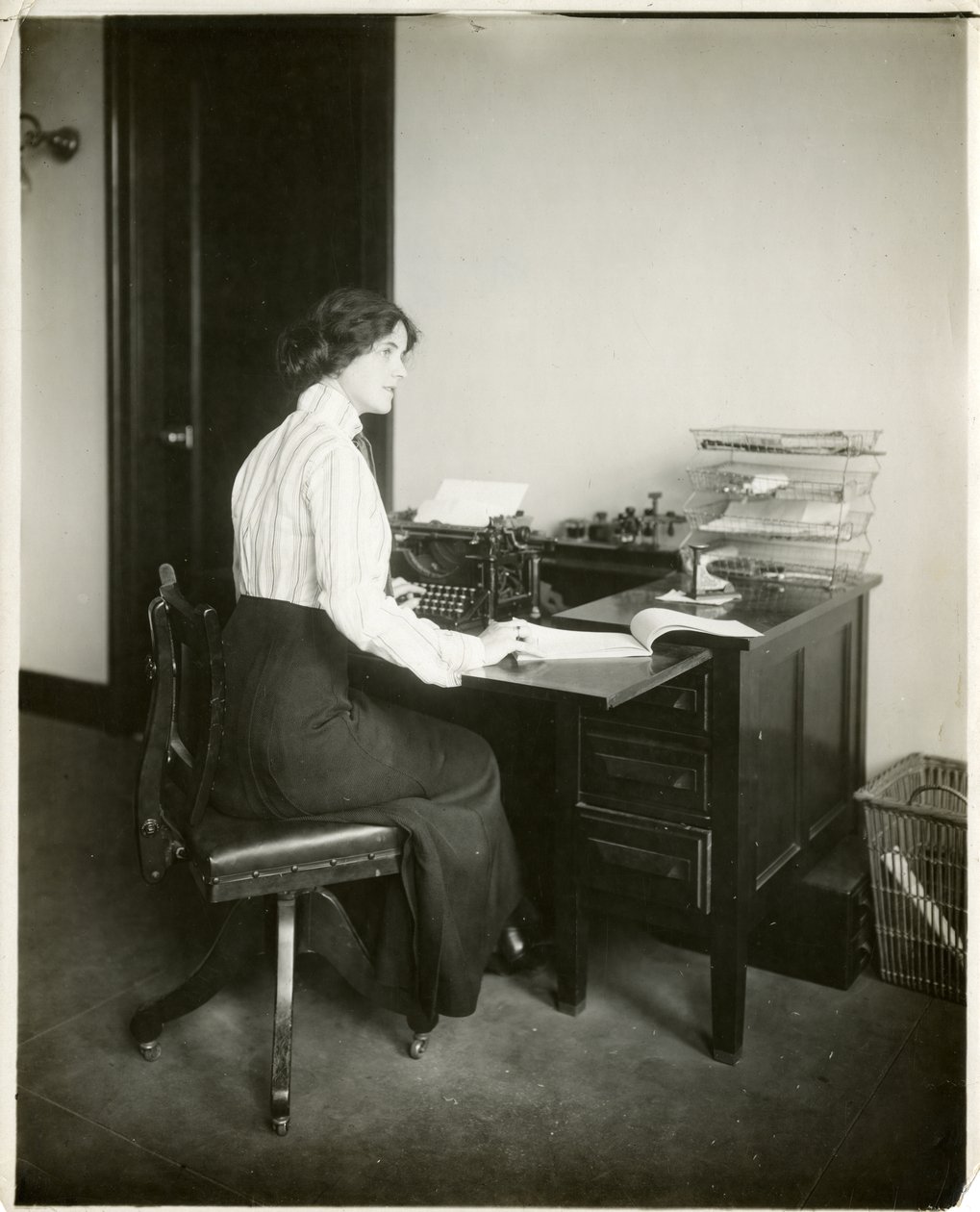 model z maszyną do pisania, ok. 1905-18 (zdjęcie żelatynowo-srebrowe) autorstwa Jessie Tarbox Beals