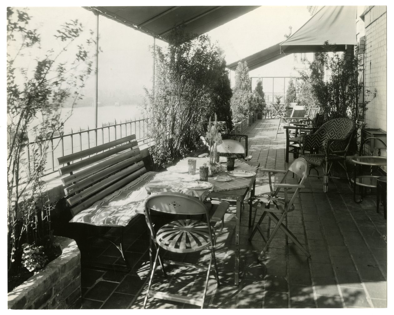 patio z widokiem na rzekę, ok. 1936-37 (zdjęcie żelatynowo-srebrowe) autorstwa Jessie Tarbox Beals
