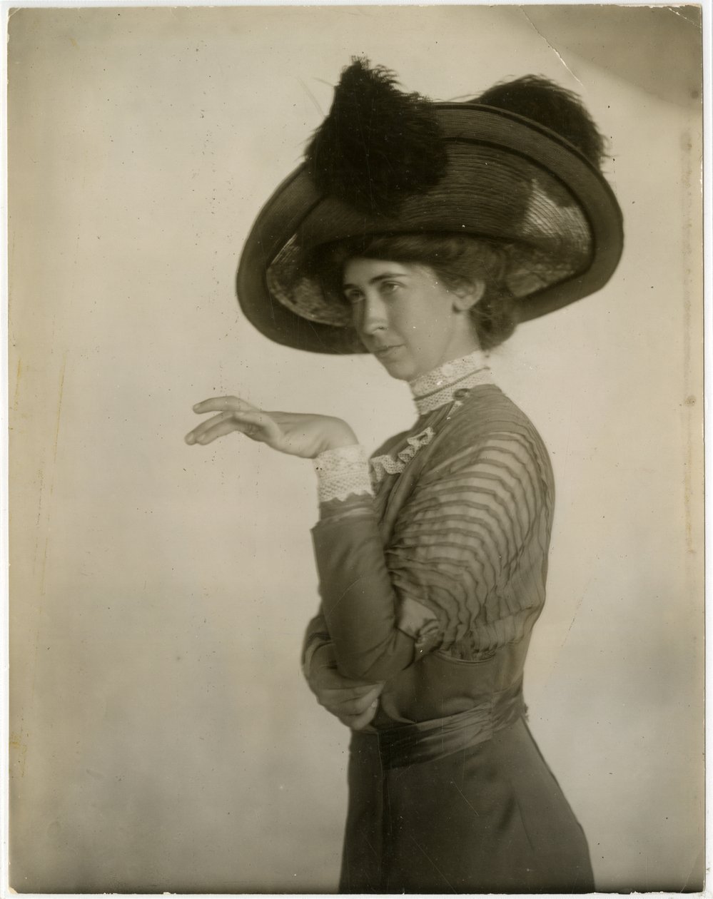 profil kapelusza z piórami, ok. 1905-18 (zdjęcie żelatynowo-srebrowe) autorstwa Jessie Tarbox Beals