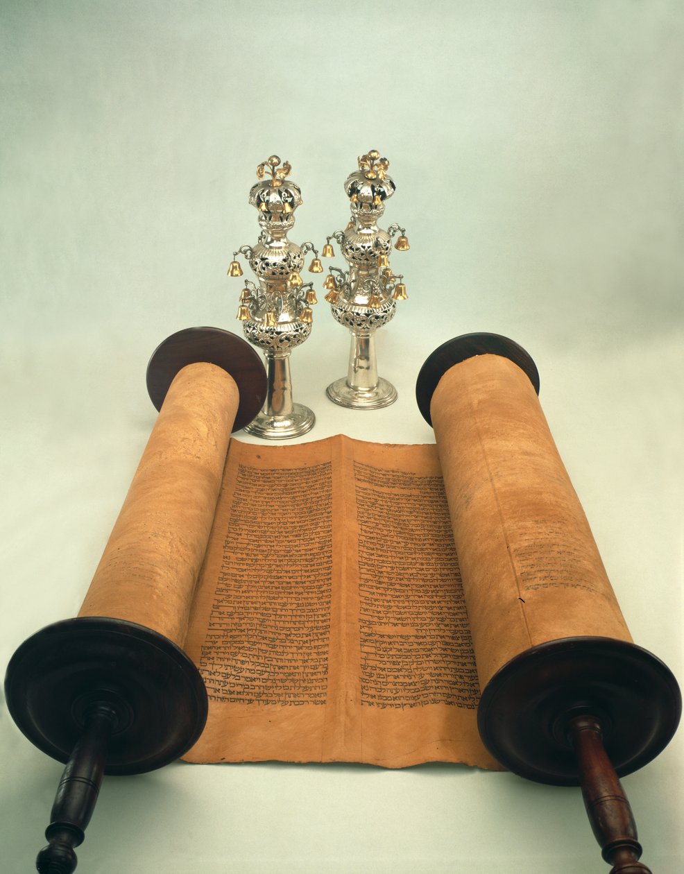 Zwój Tory ze zwieńczeniami Srebrnej Korony (papier, drewno i srebro) autorstwa Jewish School