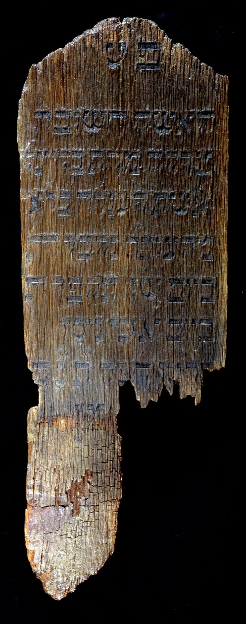 Stela nagrobna z Hegengeim (Górny Ren) zachowana w Muzeum Żydowskim w Bazylei w Szwajcarii. 82x29x4,5 cm. „”Dla Brainy, żony Henle (?) Blocha z Hegengeim, pochowanej w 26 Nissanie 615 (=1855)”. autorstwa Jewish School