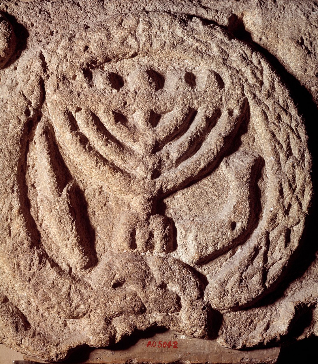 Judaizm: element architektoniczny w bazalcie synagogi ozdobiony świecznikiem z siedmioma gałęziami (Menora lub Menora), palmą i trąbką. Z Transjordanii. Około 100 AD. Paryż, Luwr autorstwa Jewish School