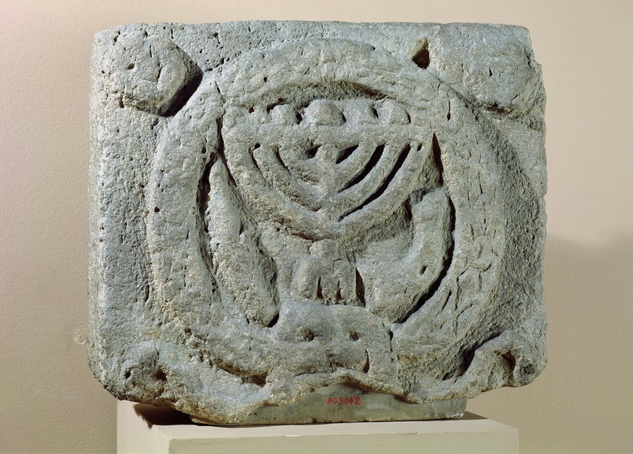 Relief przedstawiający menorę, z Umm Qeis (starożytna Gadara) Jordania (bazalt) autorstwa Jewish School