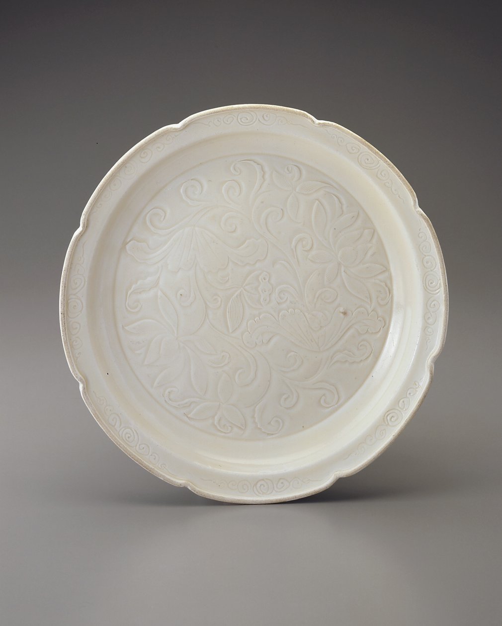 Naczynie z foliowym brzegiem i rzeźbioną dekoracją, prowincja Hebei (ceramiczna) autorstwa Jin Dynasty Chinese School