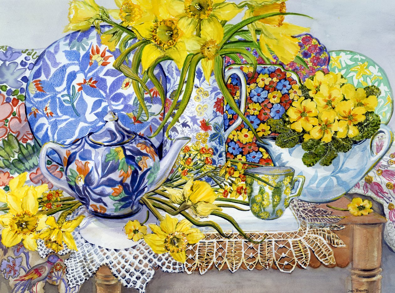 Żonkile, antyczne dzbanki, talerze, tkaniny i koronki, 2012 autorstwa Joan Thewsey