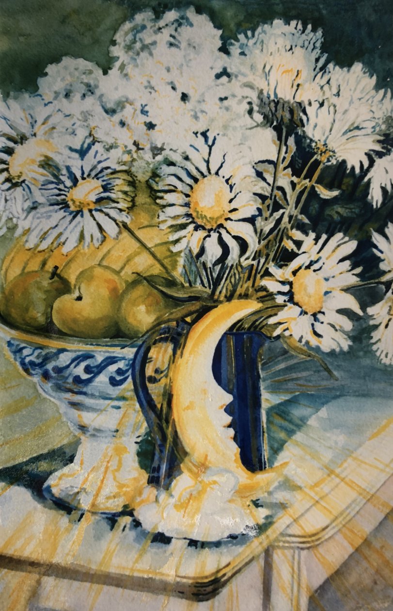 Marguerites w niebieskim dzbanku z księżycową lampą (gwasz) autorstwa Joan Thewsey