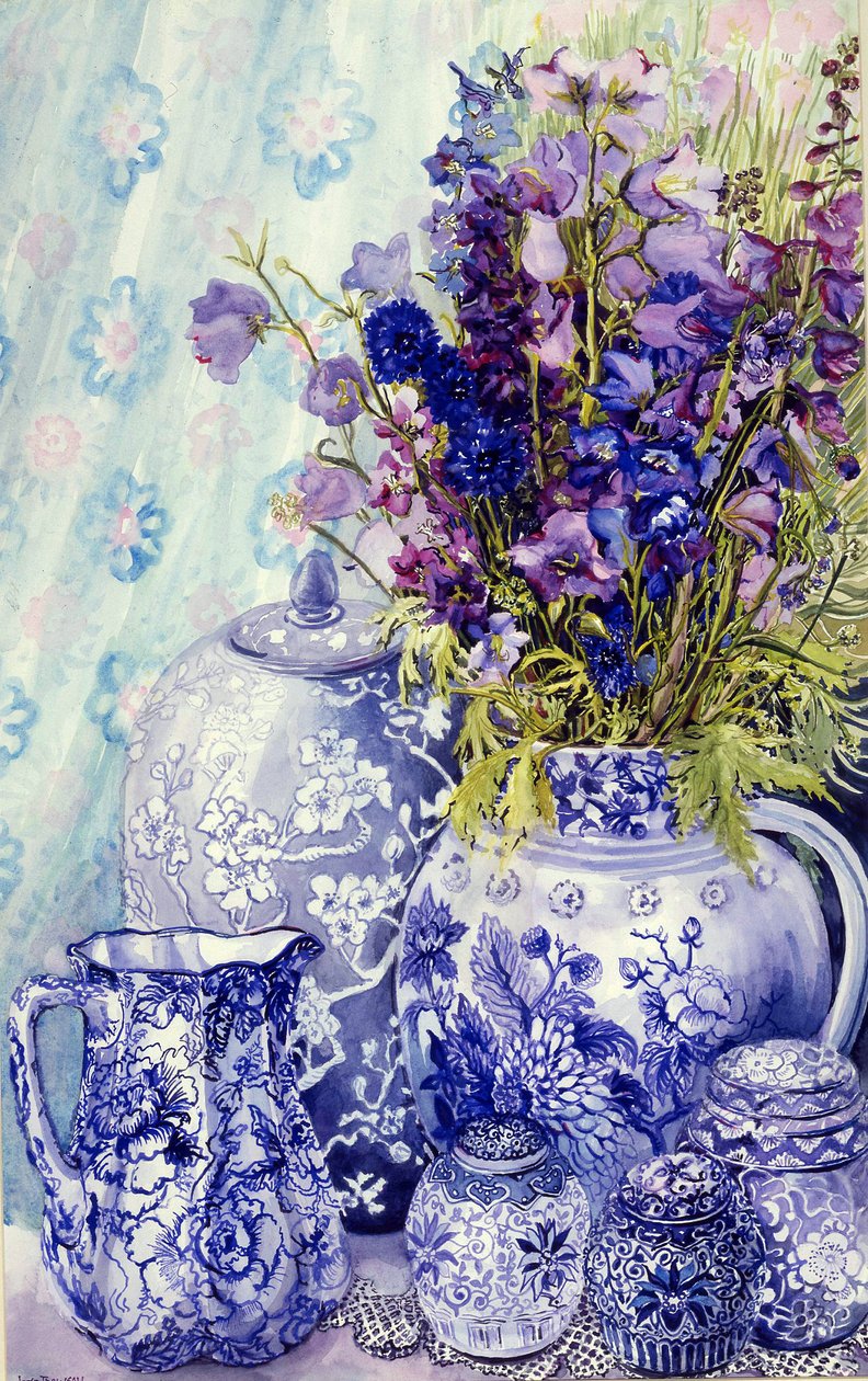 Delphiniums z antycznymi niebieskimi doniczkami, 2000, (farba wodna) autorstwa Joan Thewsey