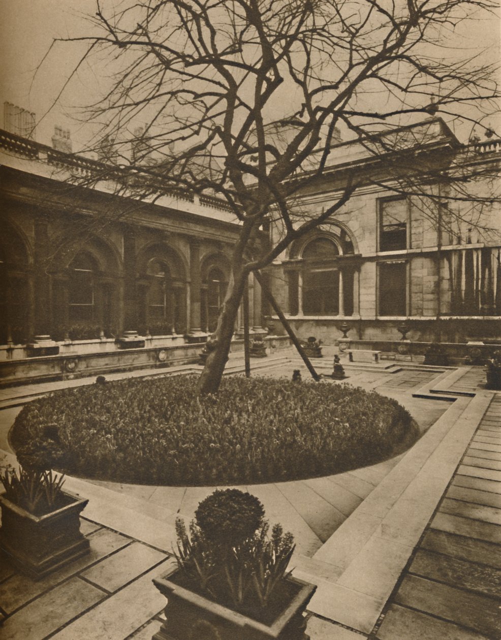 Inspiracja architektoniczna: Sąd ogrodowy w Banku Anglii, c1935. autorstwa Joel