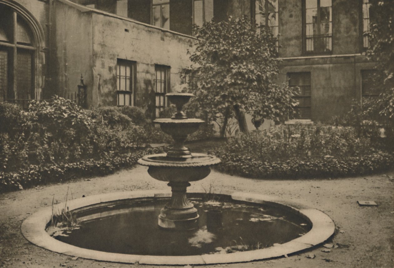 Starożytne drzewo morwy i fontanna w sali Ogrodu Drapers, ok. 1935. autorstwa Joel