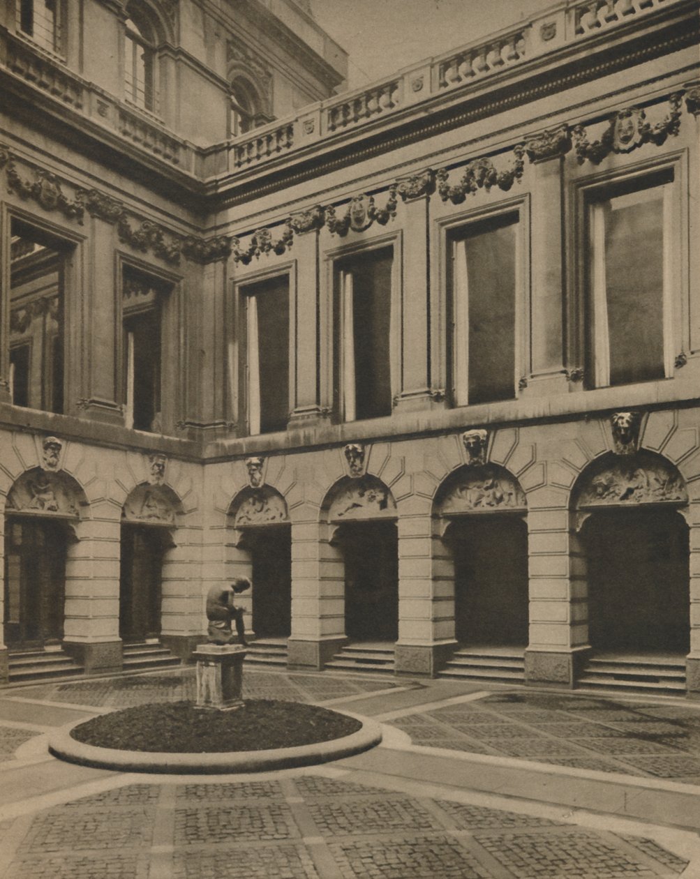 Dziedziniec Drapers Hall przy ulicy Throgmorton, ok. 1935. autorstwa Joel