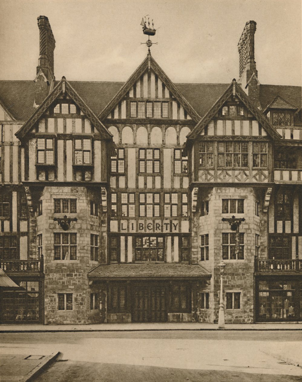 Część budynku Libertys Tudor Building przy Great Marlborough Street, c1935. autorstwa Joel