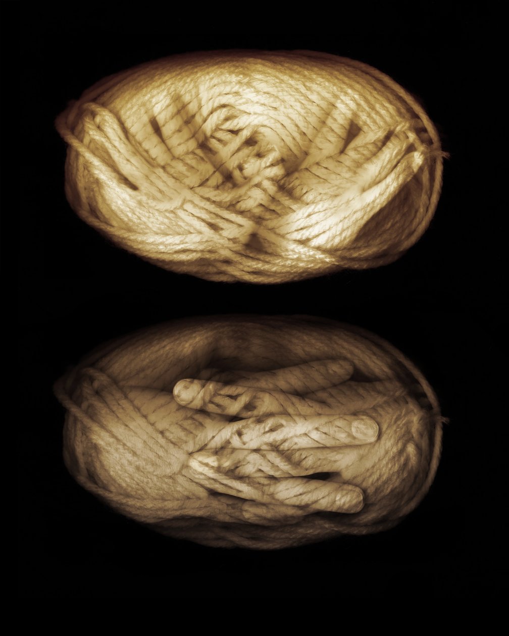 Ręce z przędzy, 2013 (obróbka zdjęć) autorstwa Johan Lilja